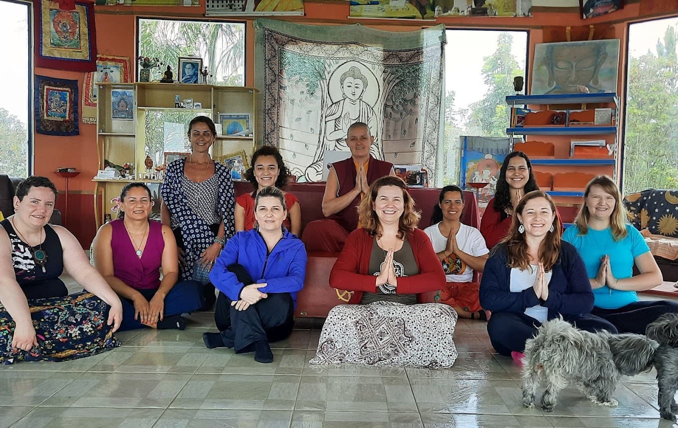 Monja Ani com praticantes no templo